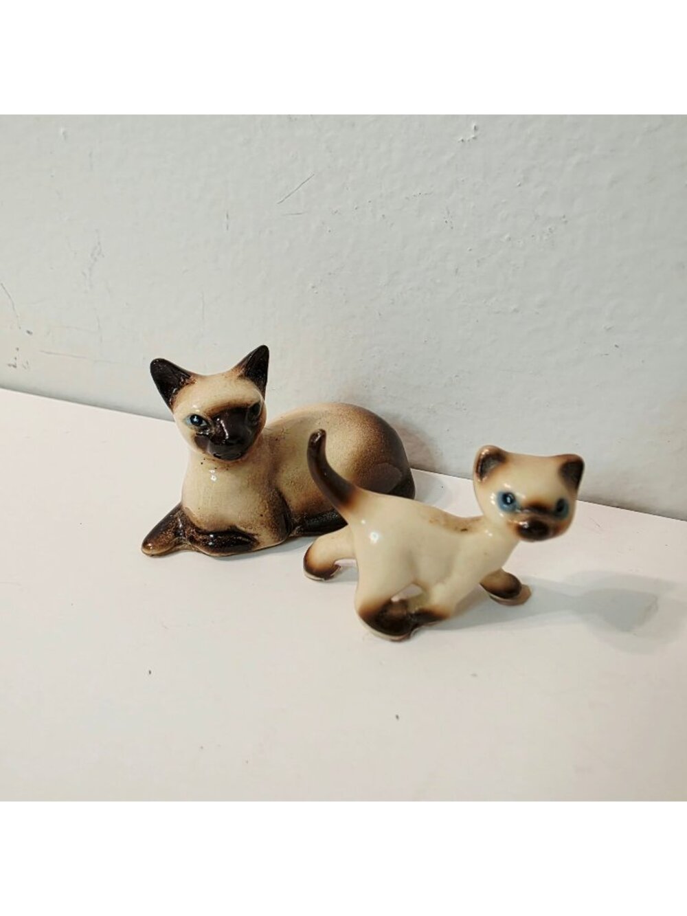 2 Hagen-Renaker Mini Siamese Cats Lying Down Running Kitty Kitten